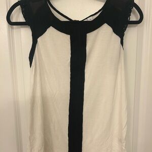 Elle Women’s Black and White Sleeveless Blouse Size Medium